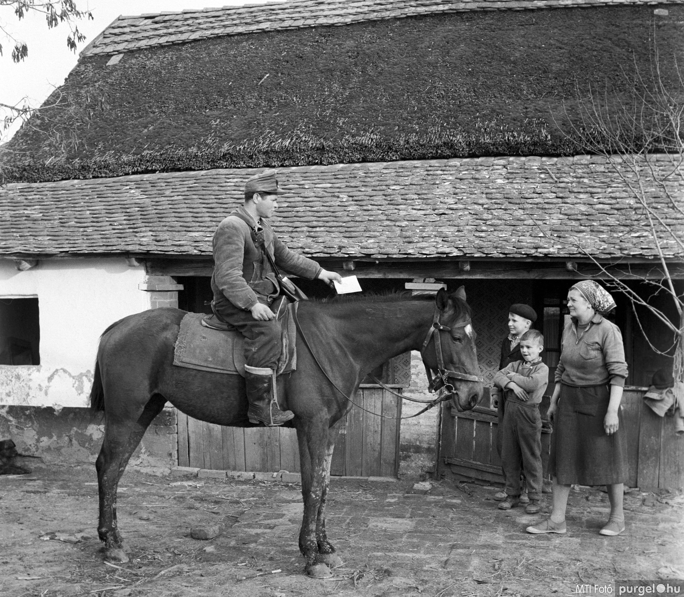 Lovas postás a tanyákon. Csongrád megye, 1962. április 9.